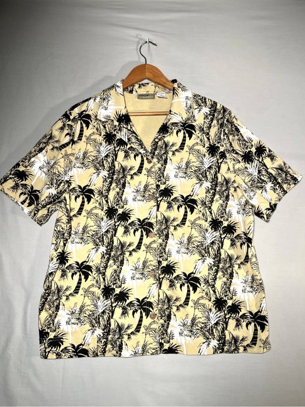Vintage Onque Woman 100%
Cotton Short Sleeve Button-Up
Palm Tree Theme Shirt -2X
